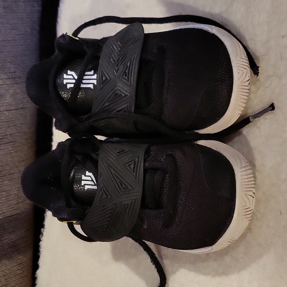 Nike Boy 11c Kyrie Flaptrap 3